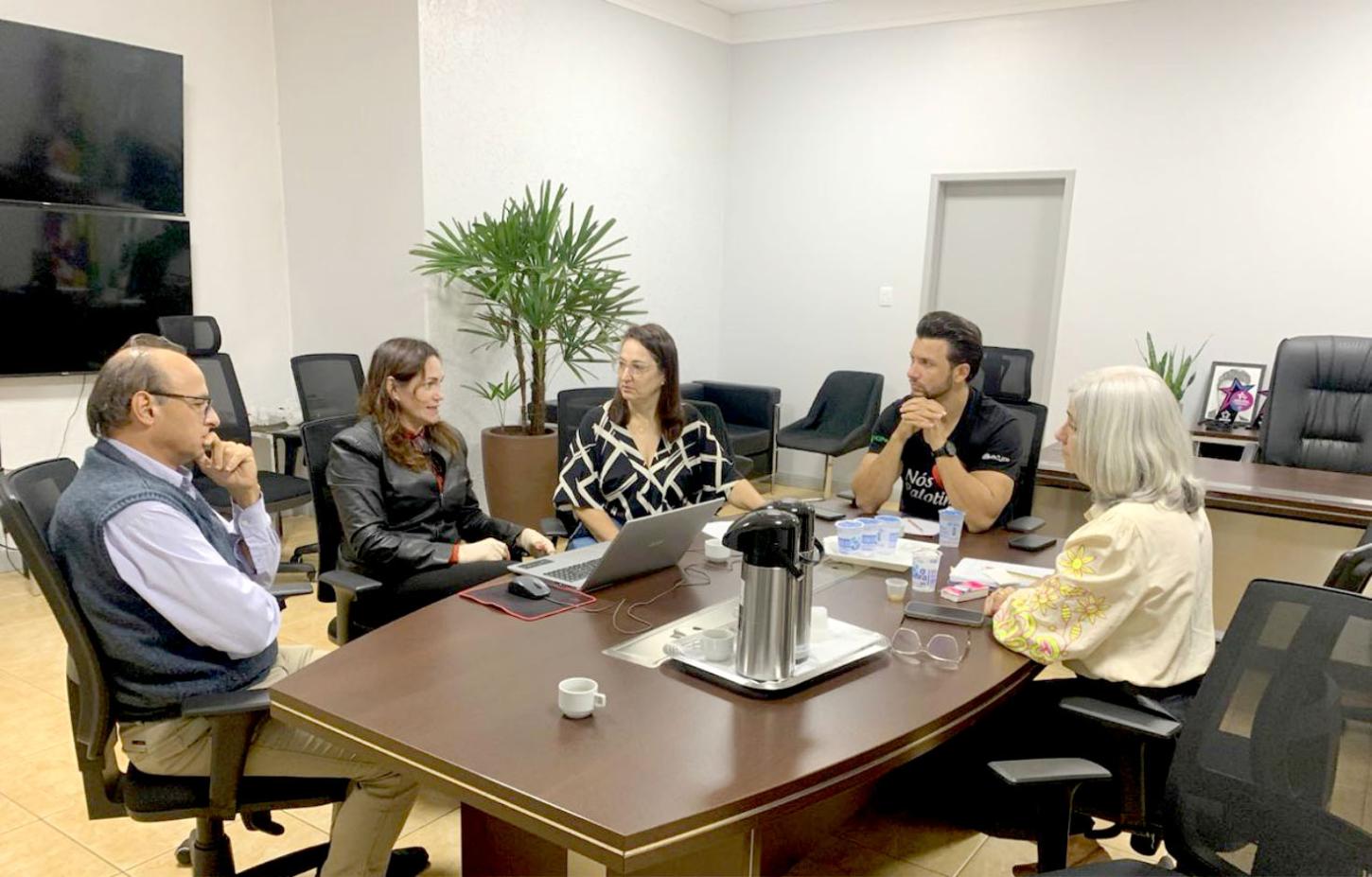 Sindicato leva estudo sobre perdas salariais do magistério ao gabinete do prefeito de Palotina