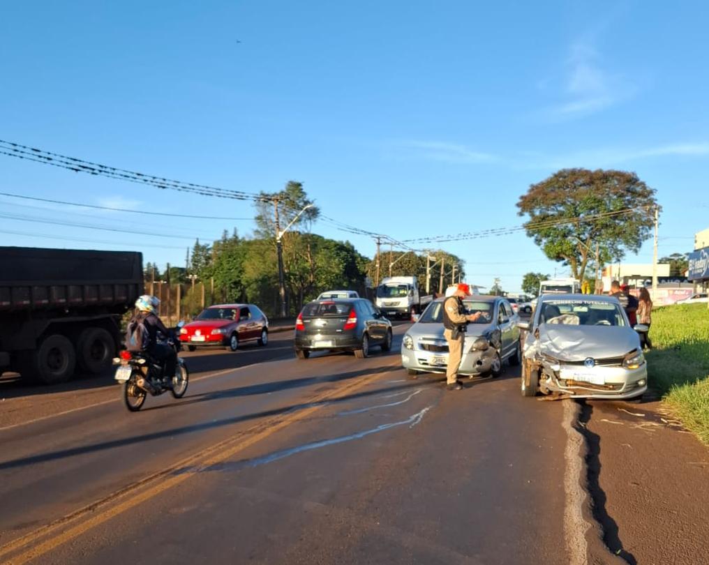 Colisão transversal na PR-317 deixa três passageiras feridas