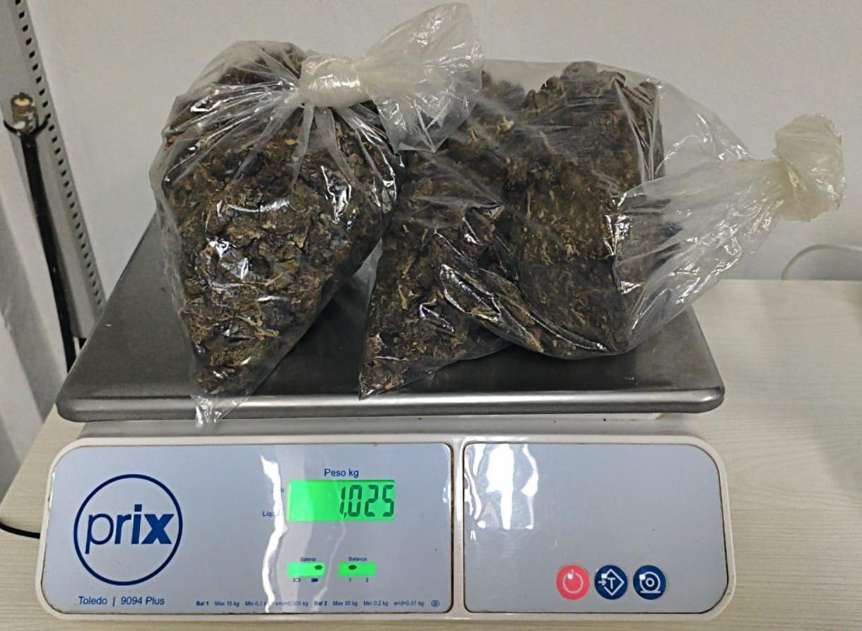 Homem é preso com 1,025 quilo de maconha do tipo capulho