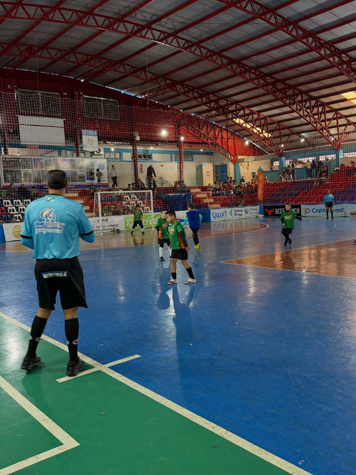 ⚽🏆 FUTURO EM QUADRA: 1º Festival de Futsal Infantil de Palotina transformou o Ginásio Ardomar Somensi em um grande palco de talento, diversão e aprendizado.