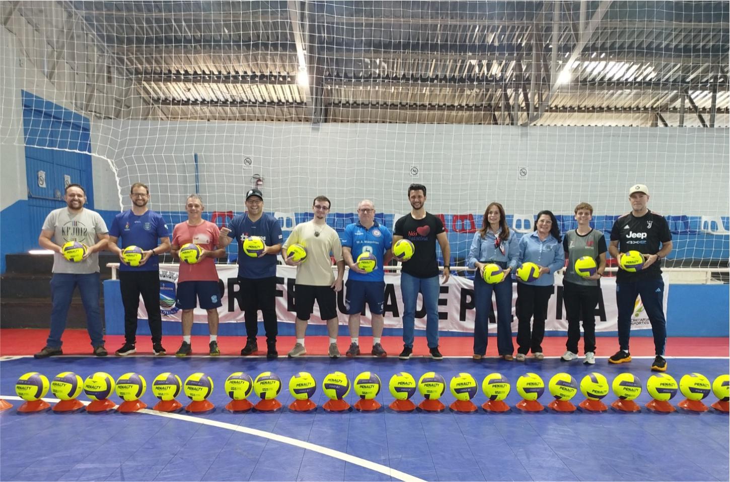 Município adquiriu novas bolas que foram entregues para as aulas de Voleibol