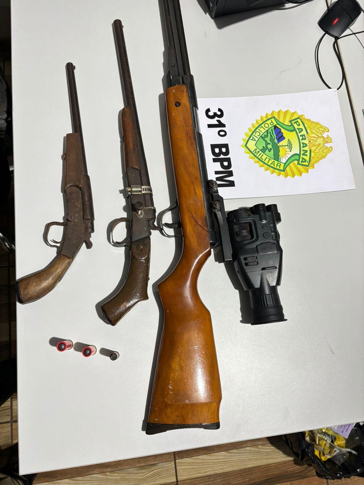 Armas de fogo e munições apreendidas pela Polícia Militar durante atendimento de uma ocorrência de violência doméstica em um distrito de Assis Chateaubriand.