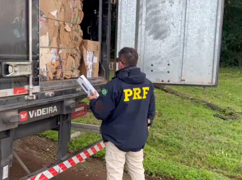 Uma ação da Polícia Rodoviária Federal resultou na apreensão de um caminhão carregado com aproximadamente 400 mil maços de cigarros contrabandeados