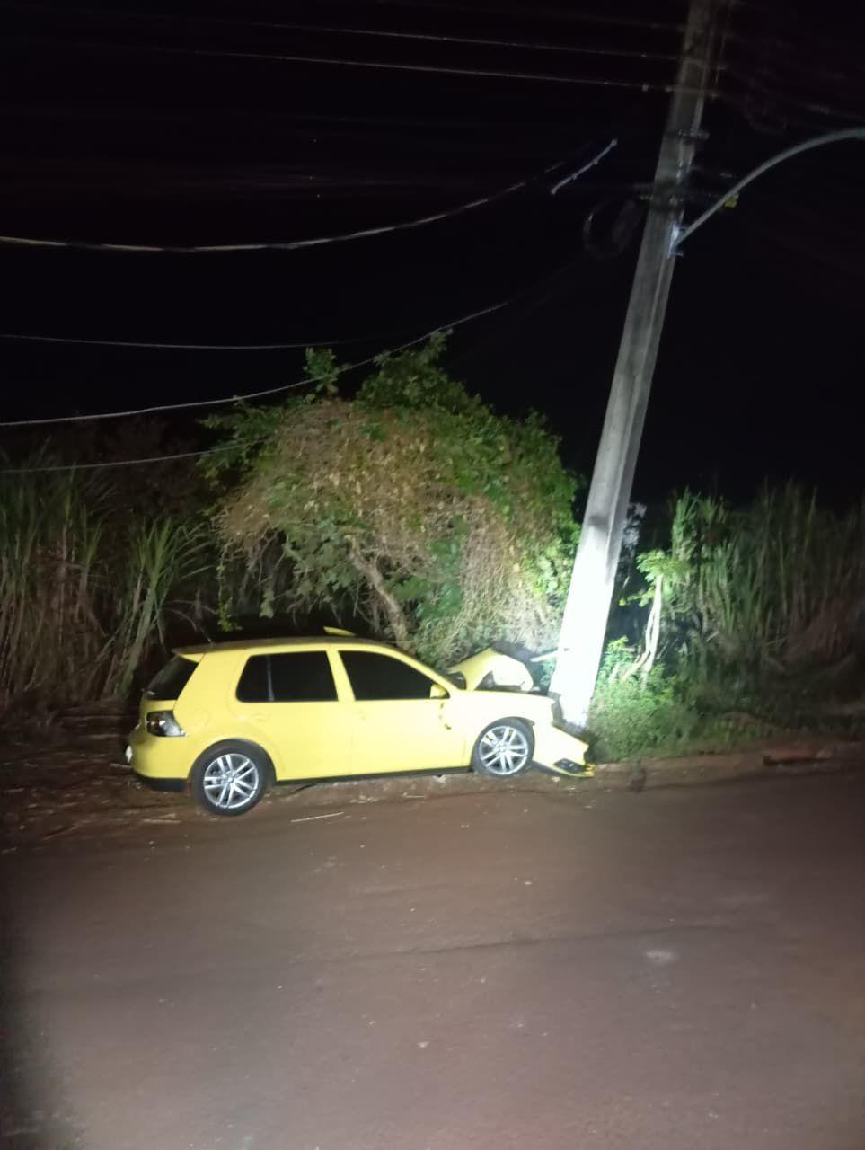 Veículo só parou depois que bateu no poste de energia elétrica
