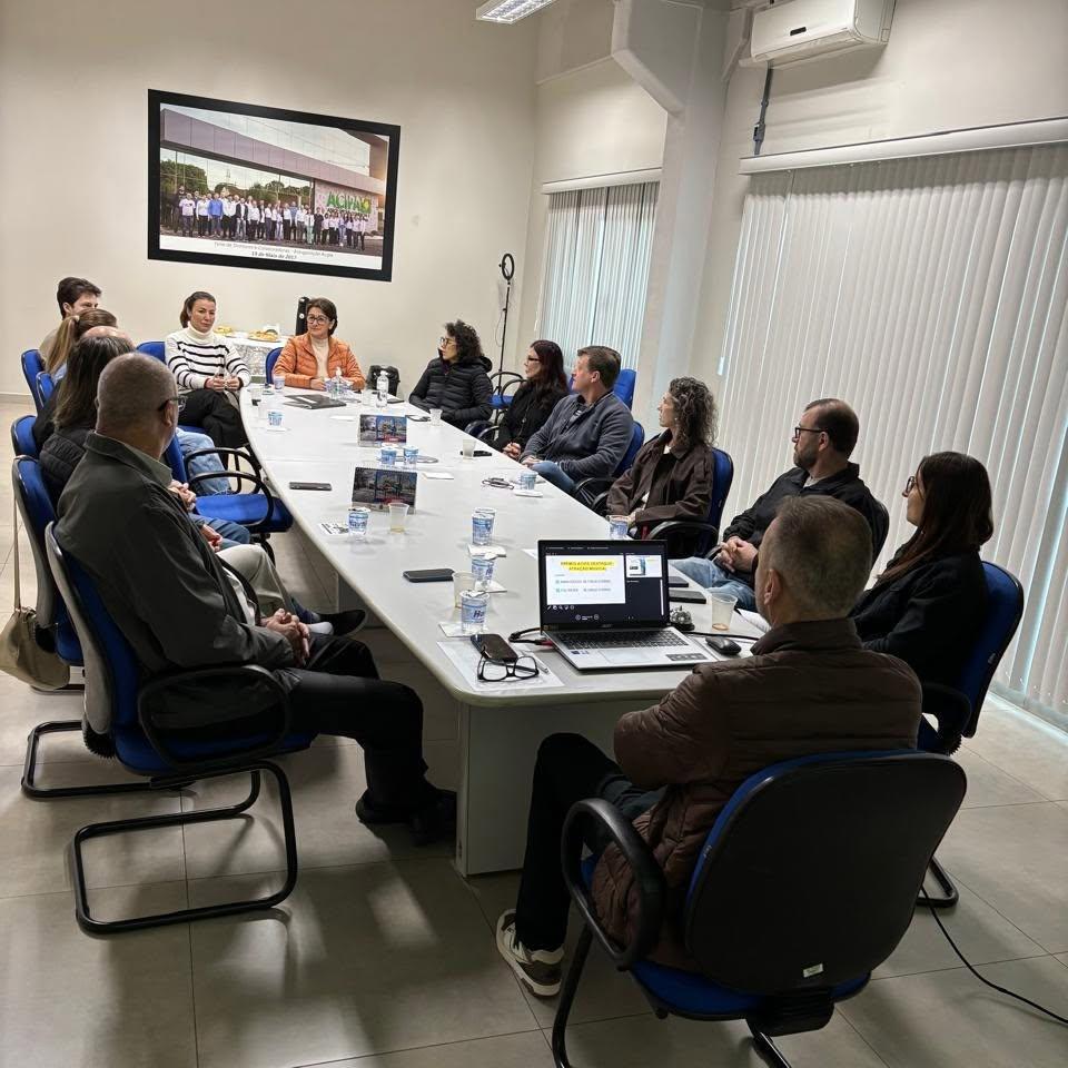Diretoria da ACIPA durante reunião realizada nesta quarta-feira (17)