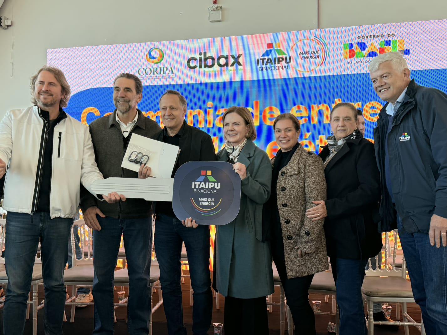 Prefeito Ivan Reis, secretária de Saúde Fernanda e a vice Silvana Macarini receberam as chaves dos veículos em evento realizado em Umuarama