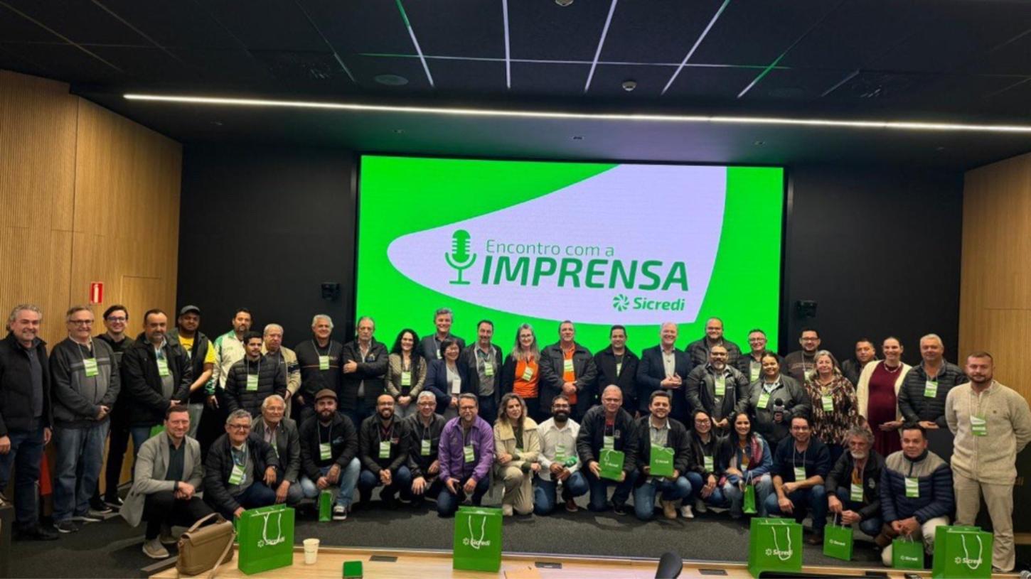 Profissionais da imprensa regional participaram do Encontro com a Imprensa promovido pela Sicredi Vale do Piquiri Abcd PR/SP, em Palotina. Na foto, jornalistas e comunicadores ao lado do presidente Jaime Basso