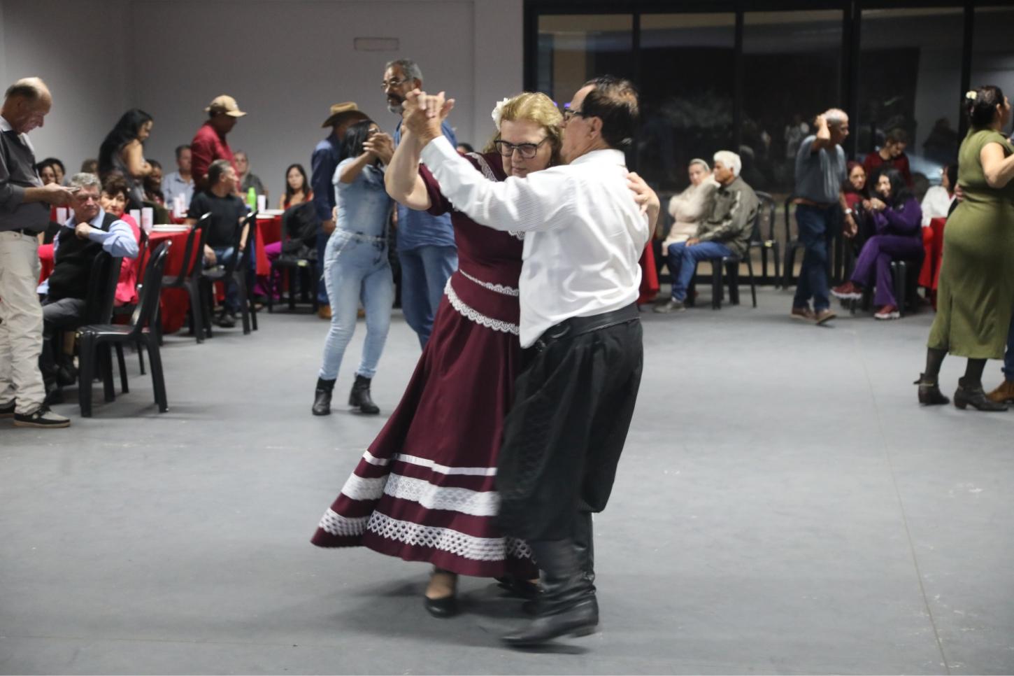 Alegria, dança e confraternização marcaram o 1º Jantar Dançante dos Idosos, promovido pela Prefeitura de Terra Roxa, fortalecendo a integração social e a valorização da melhor idade no município