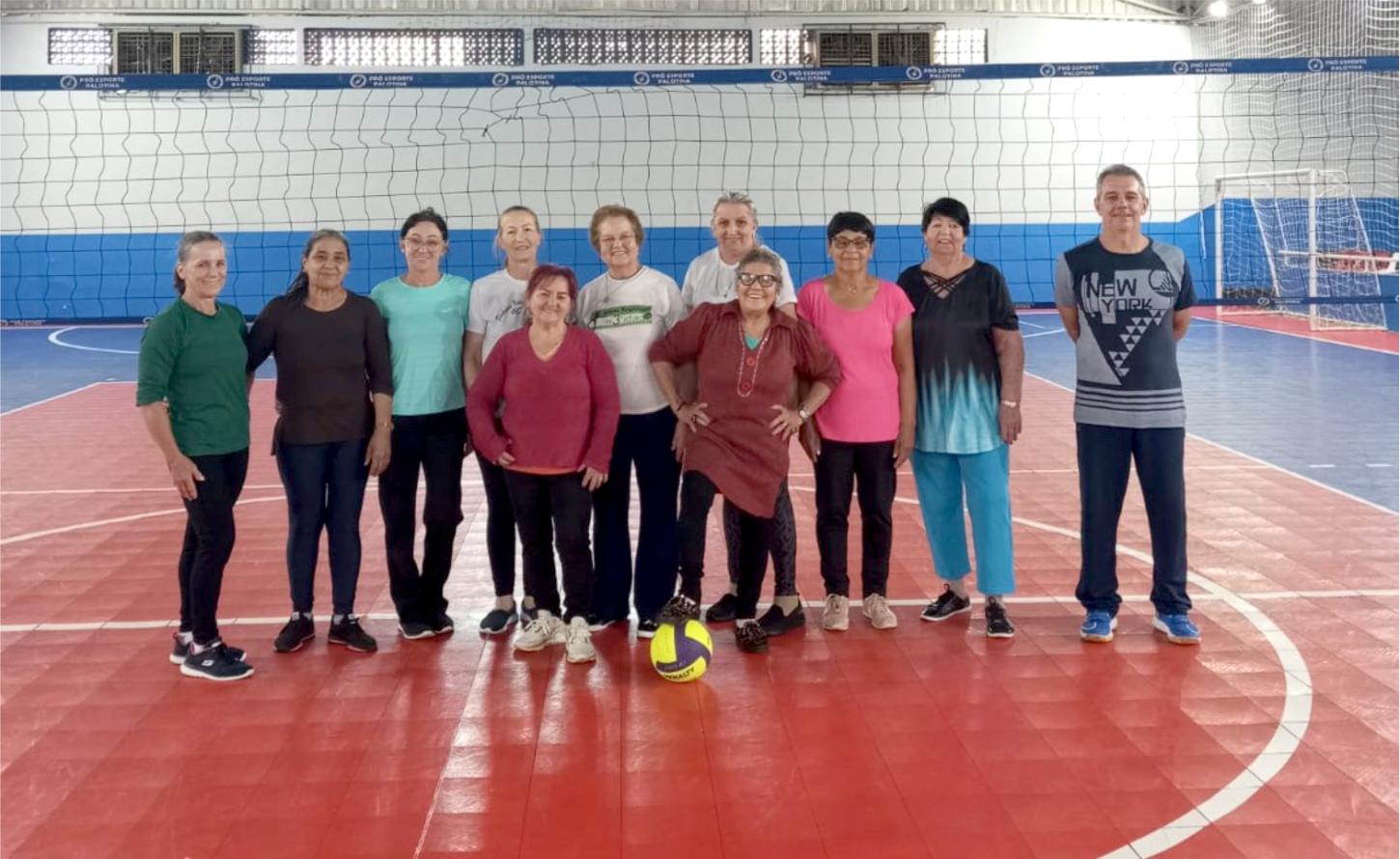 Aulas de Vôlei Gigante promovem atividade física, integração e bem-estar para pessoas com 55 anos ou mais em Palotina (Foto: Assessoria – Prefeitura)