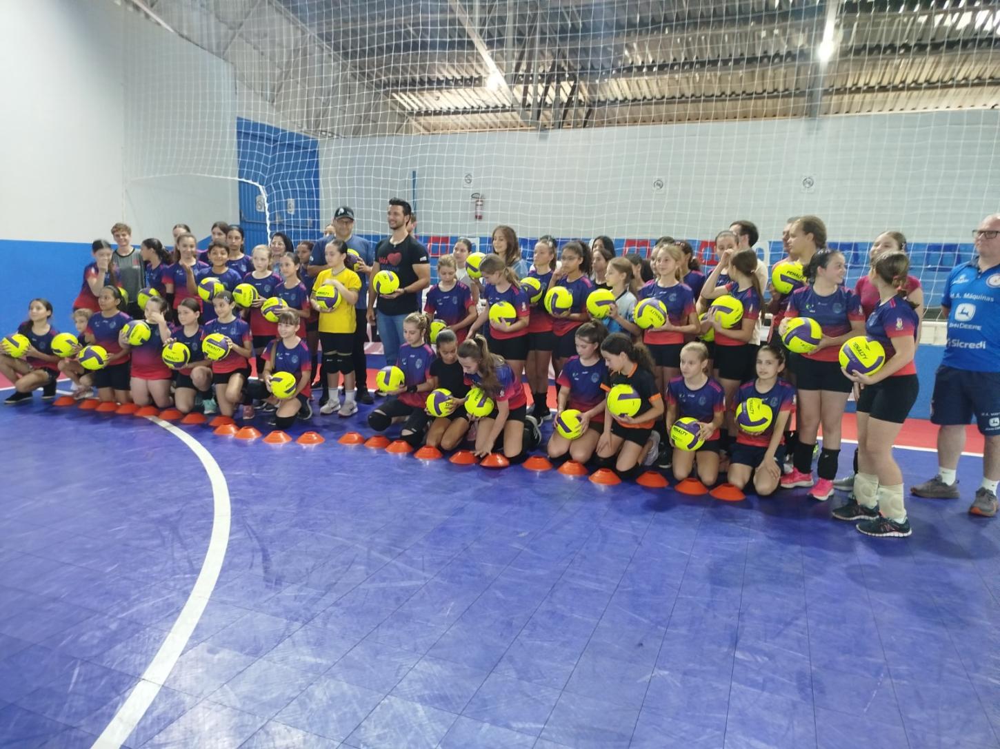 O prefeito Rodrigo Ribeiro, acompanhado de atletas, professores e representantes da Secretaria Municipal de Esportes, participa da entrega de mais de 40 novas bolas oficiais de voleibol