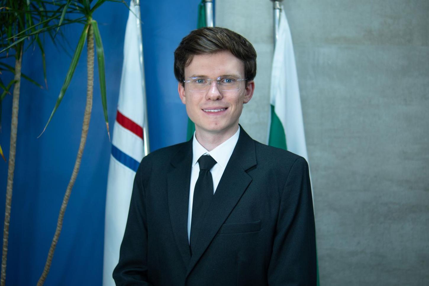 Vereador Filipe Luís Brustolin (MDB), autor do Projeto de Lei Legislativo nº 028/2026, que transforma as salas de espera das unidades públicas de saúde em espaços de informação e conscientização
