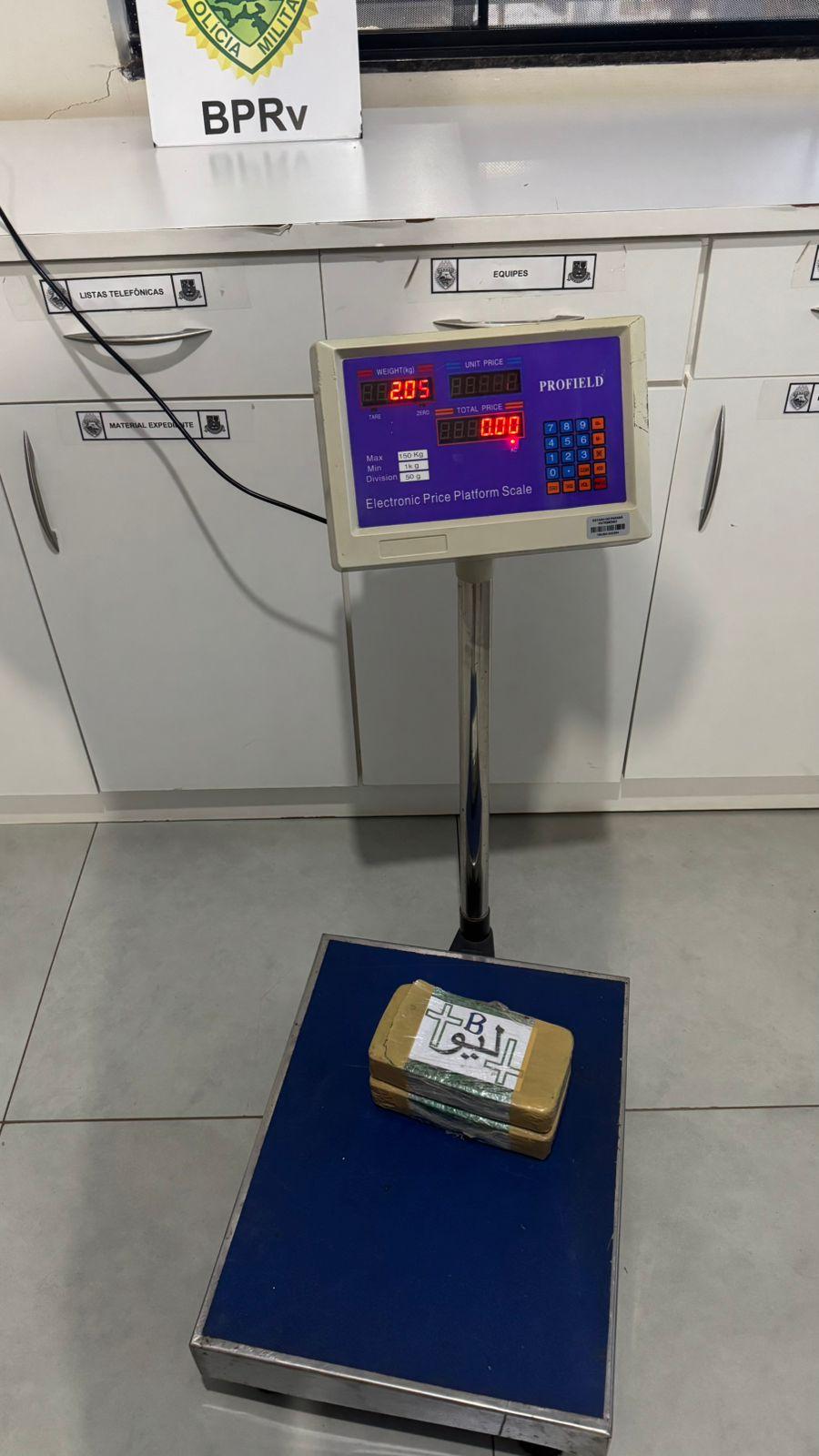 Jovem de 21 anos foi preso pela ROTAM na PR-323, em Perobal, transportando mais de dois quilos de crack escondidos junto ao corpo durante a Operação F.A.R.O
