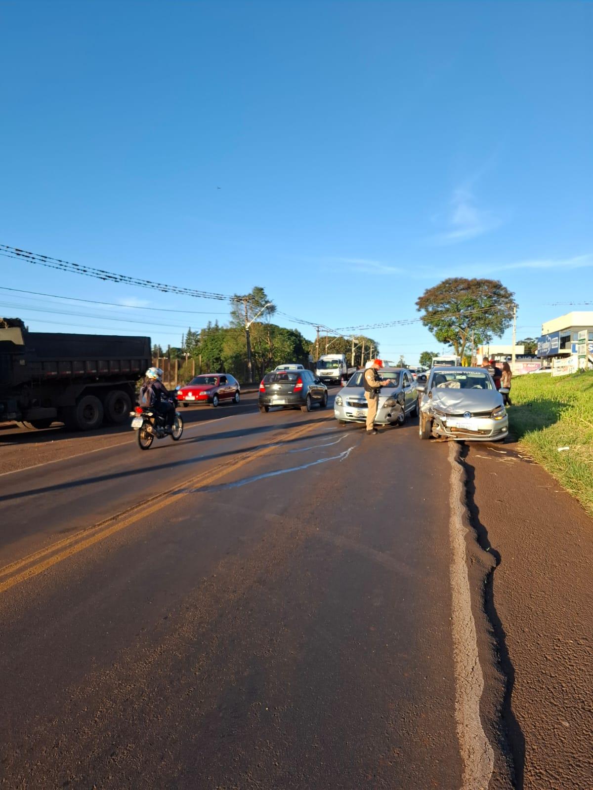 Colisão transversal entre um VW Fox e um Chevrolet Cobalt na PR-317, em Toledo, deixou três passageiras feridas