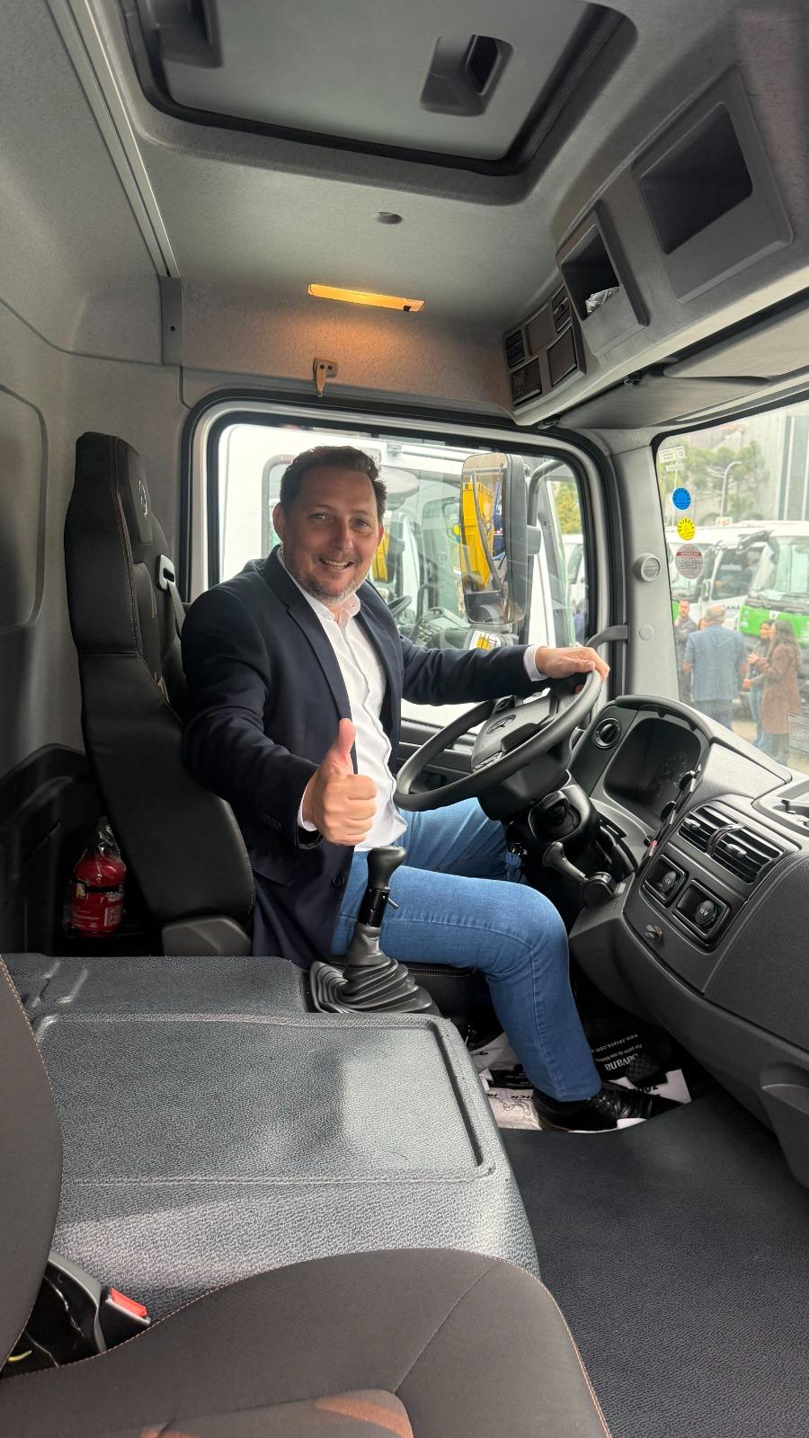 O novo caminhão poliguindaste, adquirido com apoio do Governo do Estado e de lideranças parlamentares, reforçará os trabalhos da Secretaria de Obras de Maripá