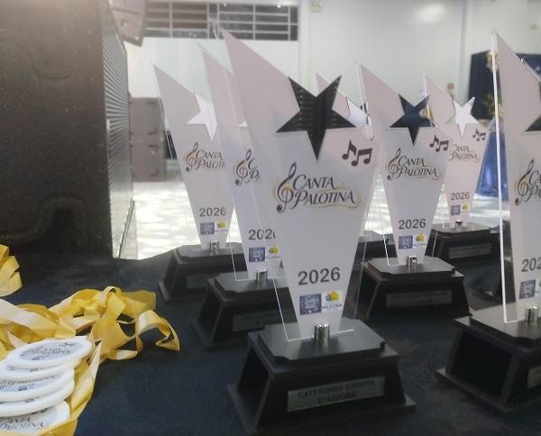 Os troféus do Canta Palotina 2026 já estão prontos para premiar os talentos que encantaram o público e os jurados durante o festival