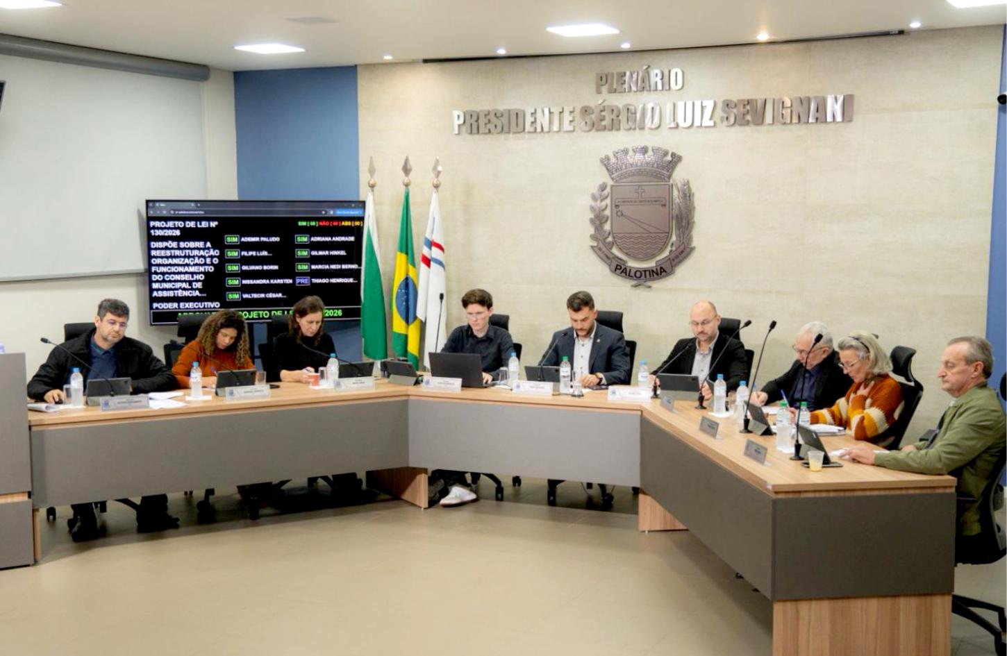 Vereadores de Palotina durante a 22ª Sessão Ordinária de 2026, que aprovou um conjunto de projetos voltados à gestão pública, assistência social, saúde, proteção animal, planejamento urbano e desenvolvimento comunitário, com consenso entre os parlamentare