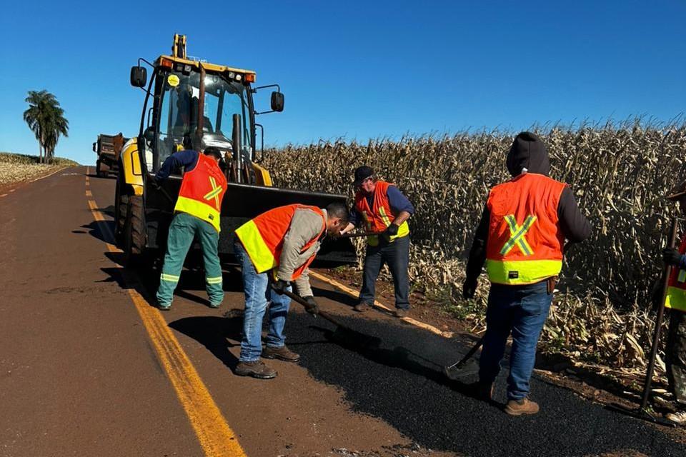 Operação tapa-buracos na estrada de acesso à comunidade de Santo Antônio integra o cronograma permanente de manutenção da malha viária rural de Palotina