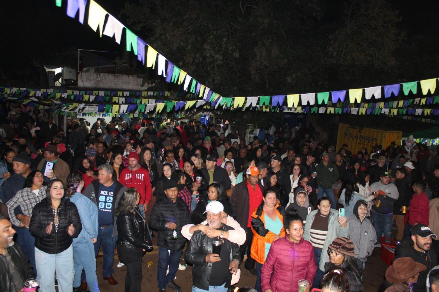 📸🔥 Tradição que atravessa gerações! A grande Fogueira de São João voltou a iluminar a noite no Bar do França