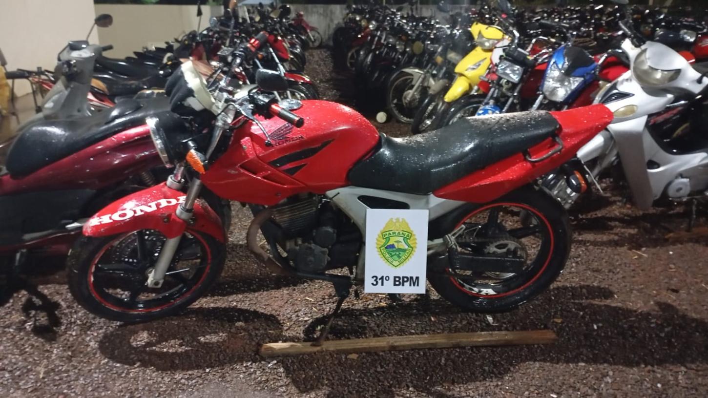 A motocicleta utilizada pelos suspeitos durante a tentativa de fuga foi recolhida pela Polícia Militar por apresentar pendências administrativas (Foto: PMPR)