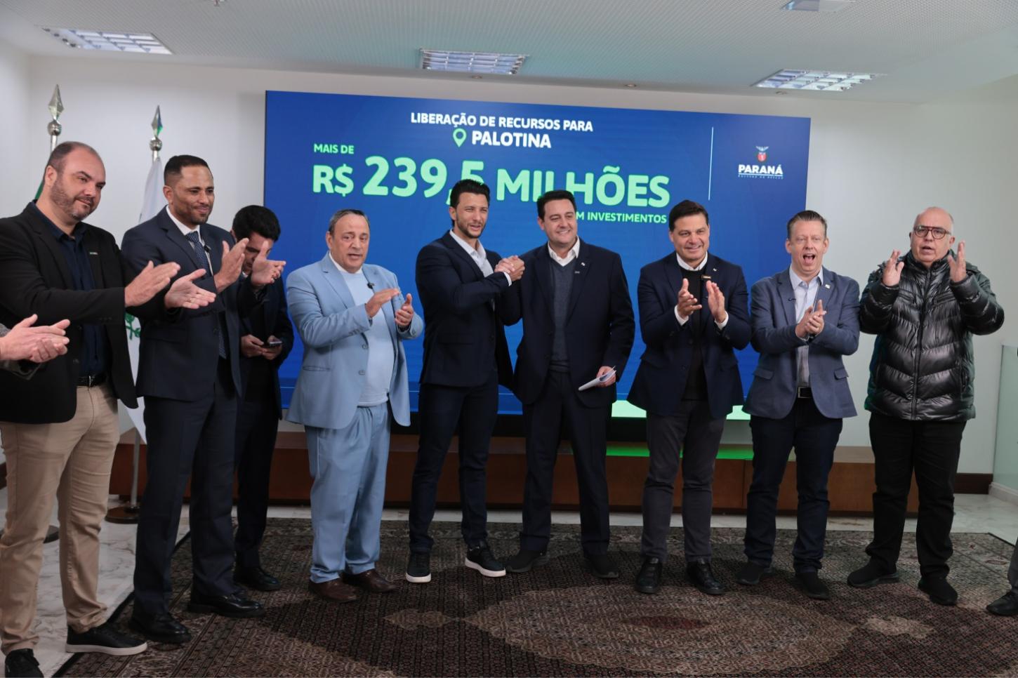 O prefeito de Palotina, Rodrigo Ribeiro, ao lado do governador Carlos Massa Ratinho Júnior durante o anúncio de investimentos para o município e outras cidades do Paraná