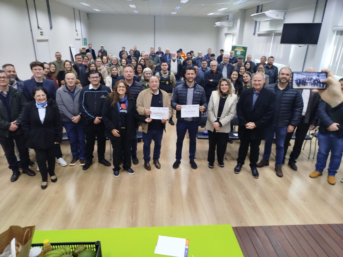 Autoridades estaduais, municipais e lideranças locais participaram, na sede da Acipa, da assinatura de convênios que garantem R$ 49,7 milhões em investimentos para Palotina
