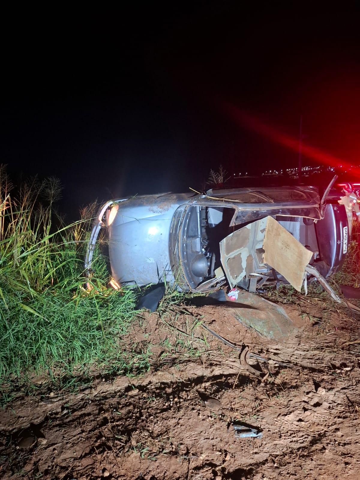 Veículo GM Corsa Wind ficou destruído após sair da pista e capotar na PR-182, entre Palotina e Francisco Alves