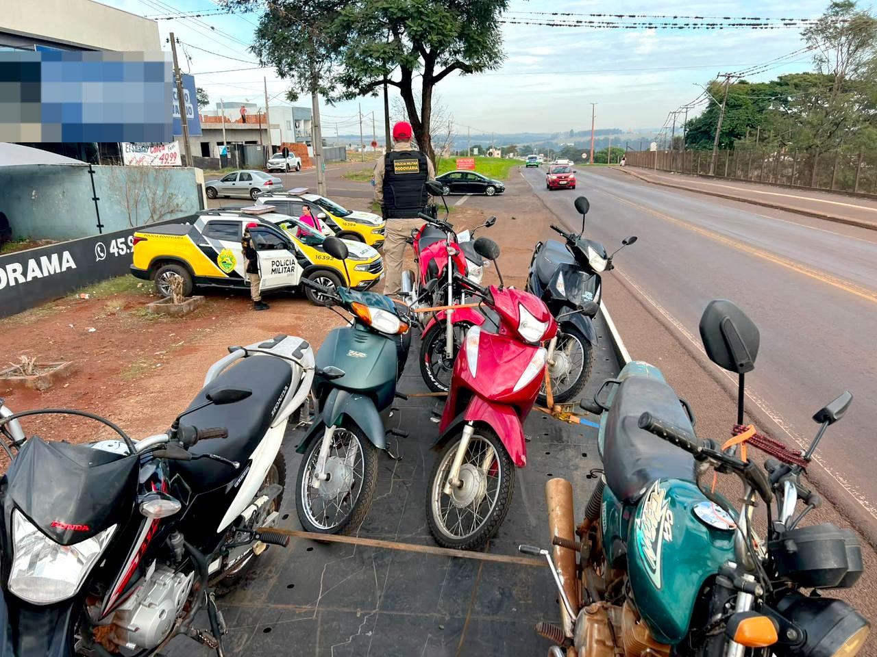 Motocicletas recolhidas durante a operação de fiscalização realizada pela Polícia Rodoviária Estadual na PR-317, em Toledo