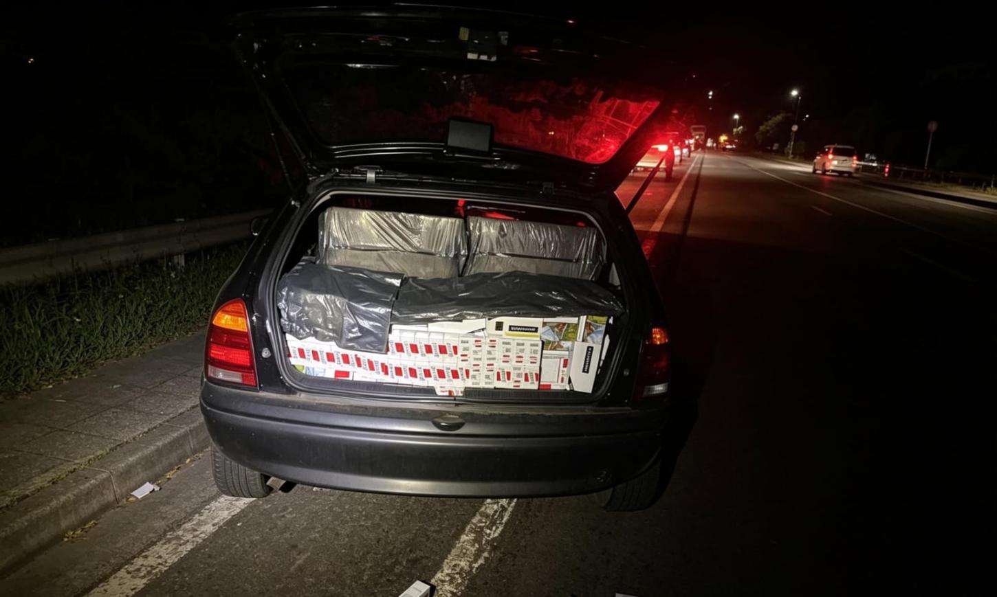 Carro com carga de cigarros do Paraguai apreendido pela equipe policial da Patrulha Rural