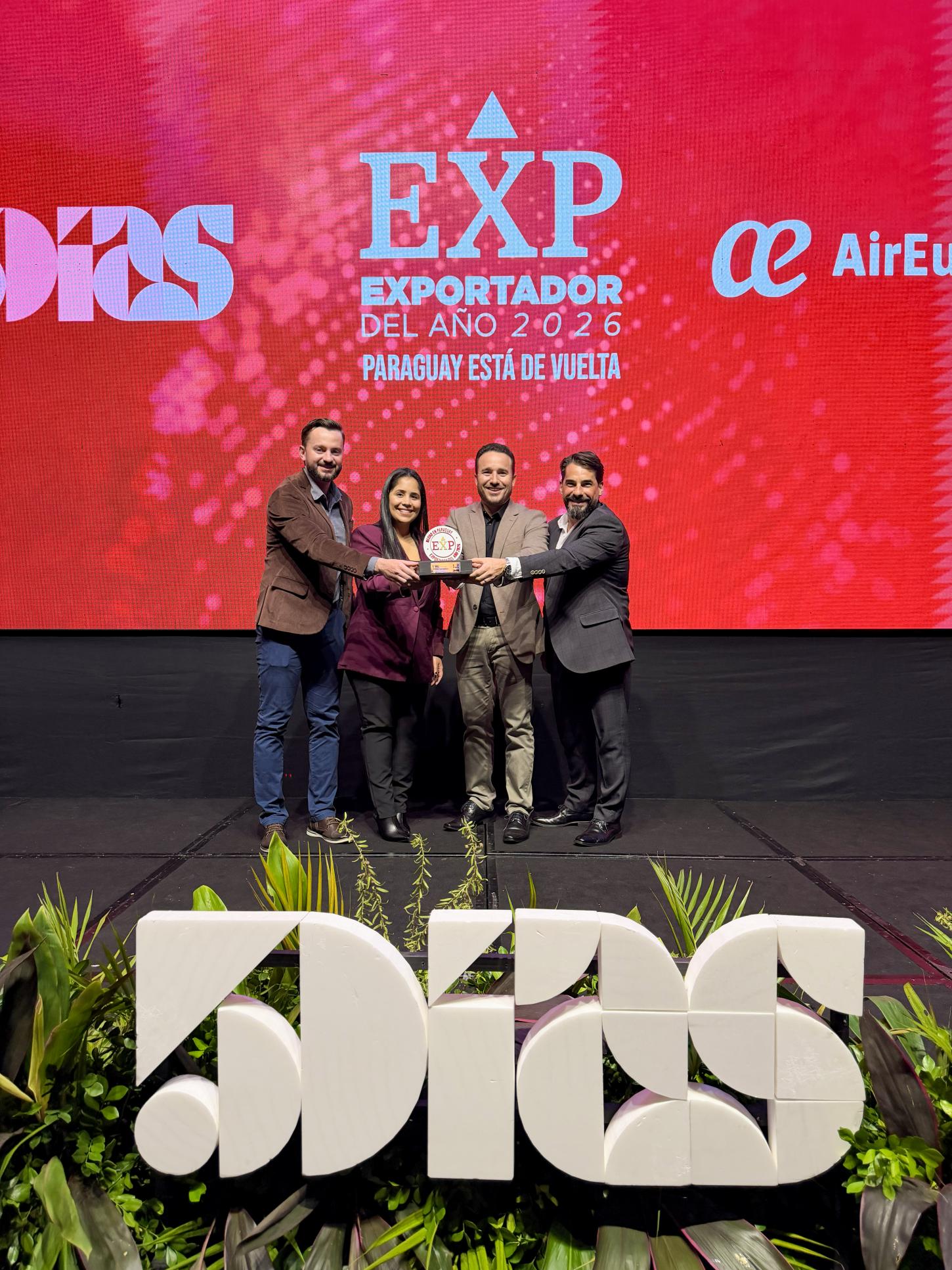 Gerente regional e gestores da C.Vale durante a cerimônia de premiação em Assunção