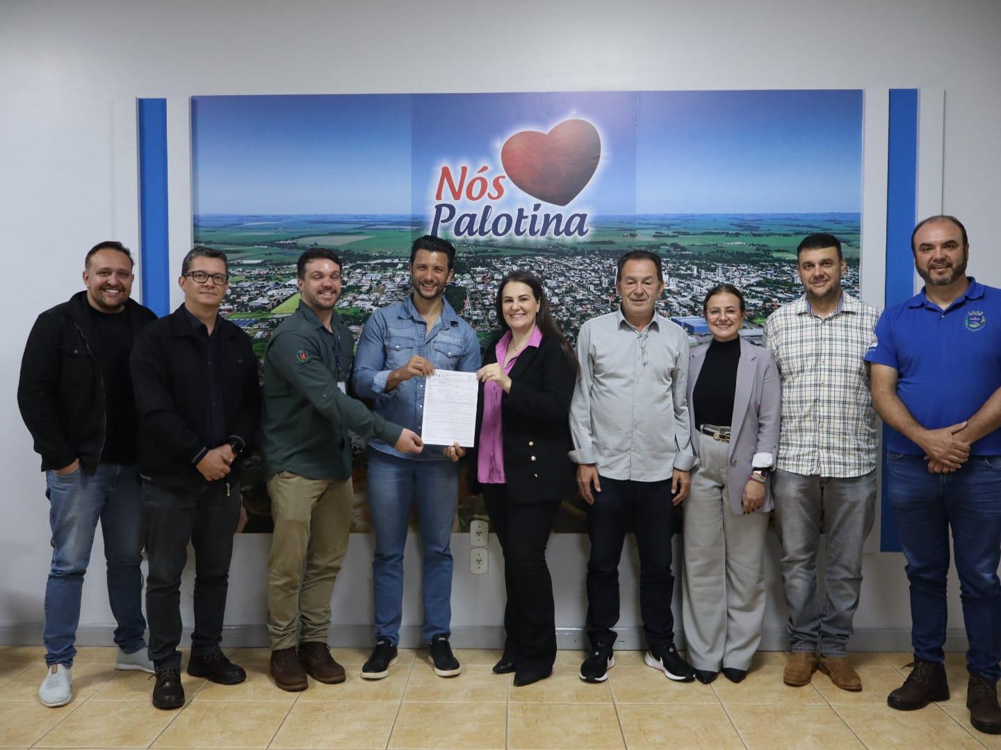 Marco para a saúde pública: representantes do Instituto Água e Terra (IAT) entregam ao prefeito Rodrigo Ribeiro a Licença Prévia do novo Hospital Municipal