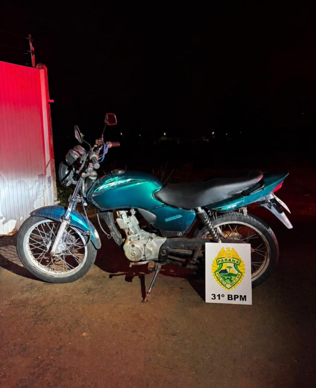 Motocicleta conduzida por homem sem habilitação foi apreendida pela Polícia Militar após abordagem no Bairro Cohapar