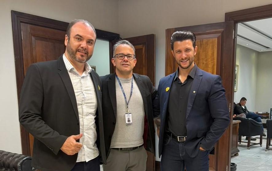 O prefeito Rodrigo Ribeiro, acompanhado do secretário de Administração, Hederson Giacomini, e do secretário de Planejamento, Rodrigo Fortuoso, cumpre agenda em Curitiba em busca da liberação de recursos