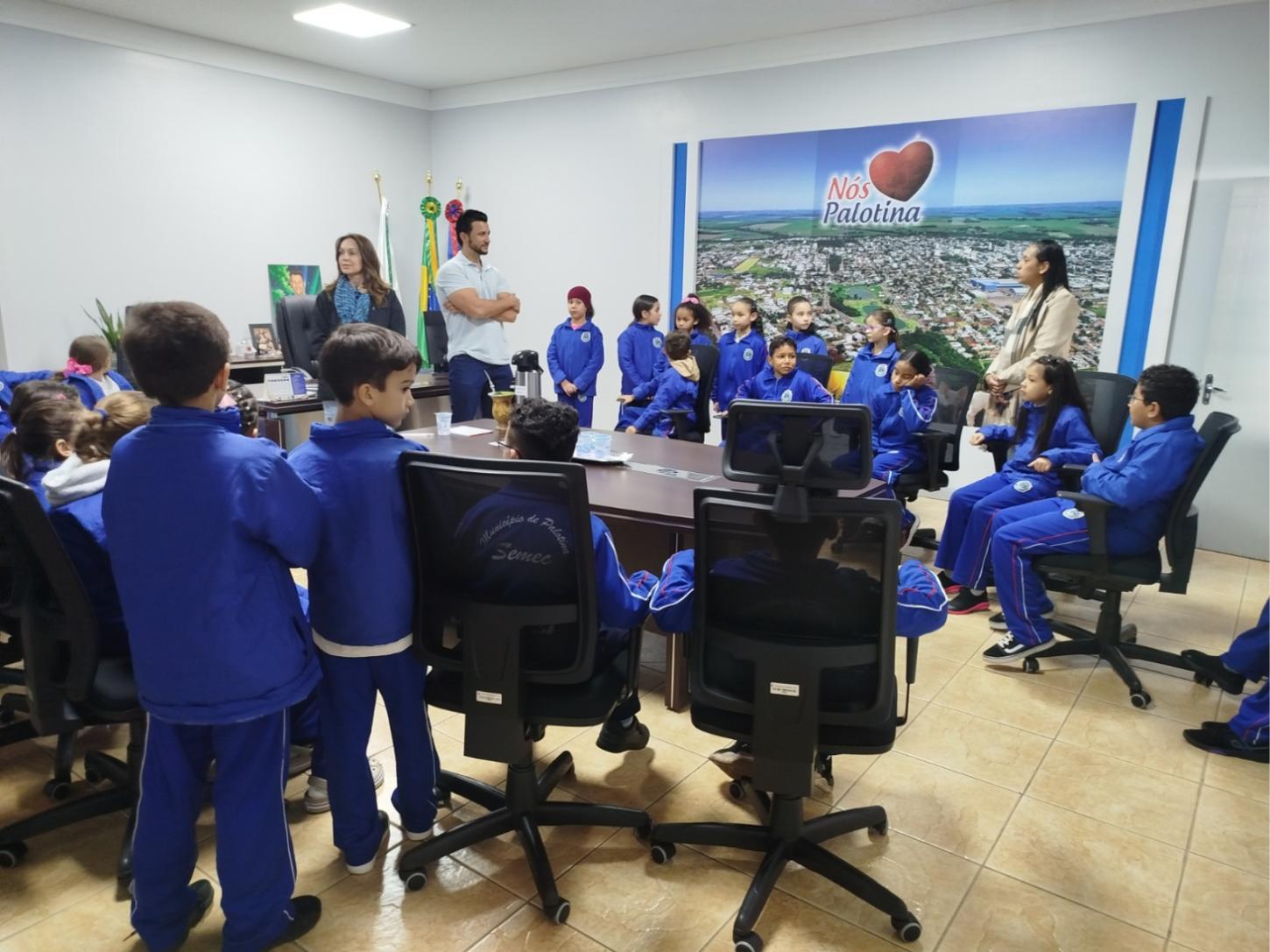 Palotina abre as portas do poder público às novas gerações e transforma visita escolar em exercício de cidadania