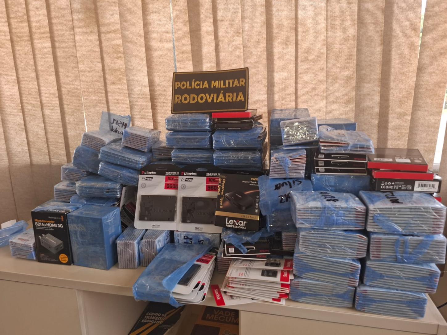 Carga com 890 produtos eletrônicos de origem estrangeira, avaliada em cerca de R$ 320 mil, foi apreendida pela Polícia Rodoviária Estadual