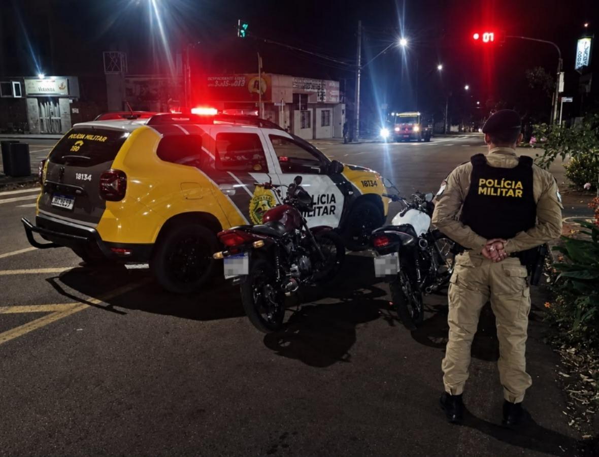 Duas motocicletas foram apreendidas pela Polícia Militar durante fiscalização realizada na noite deste domingo (5), no Centro de Palotina