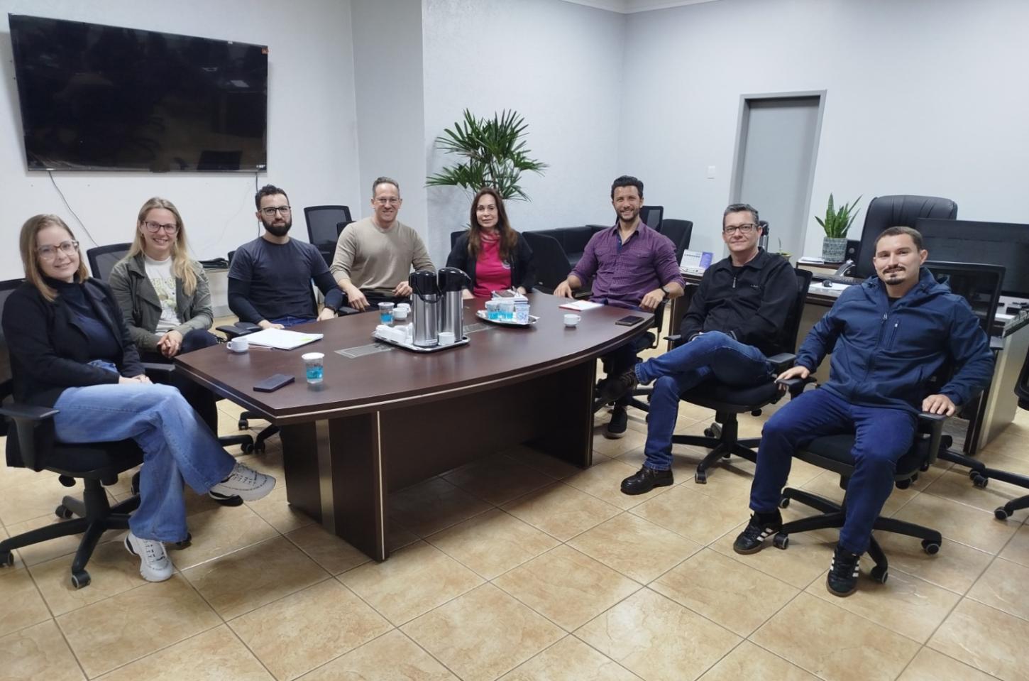 Prefeito Rodrigo Ribeiro recebeu a nova diretoria da Associação dos Engenheiros e Arquitetos de Palotina (AEAP) para uma reunião voltada ao fortalecimento do diálogo institucional