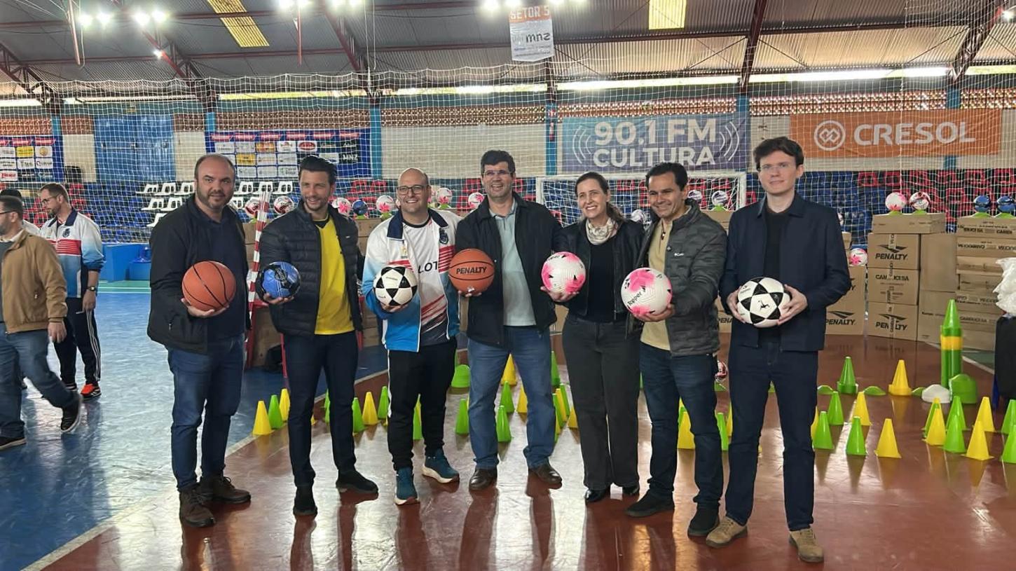 🏆⚽ Mais um reforço para o esporte de Palotina! O município recebeu novos kits esportivos entregues pelo deputado estadual Márcio Pacheco