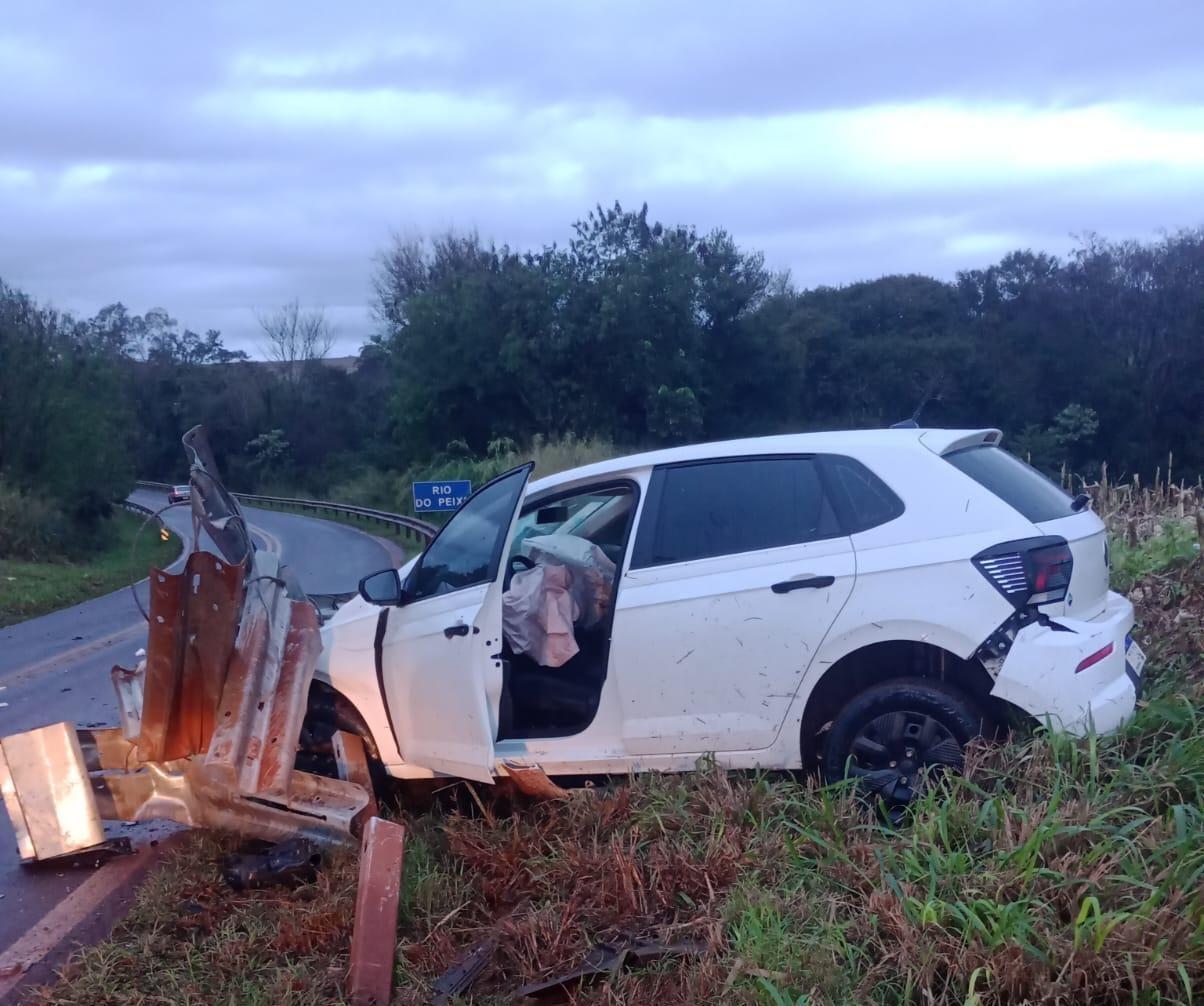 Volkswagen Polo Track ficou destruído após um sinistro na PR-581, em Assis Chateaubriand