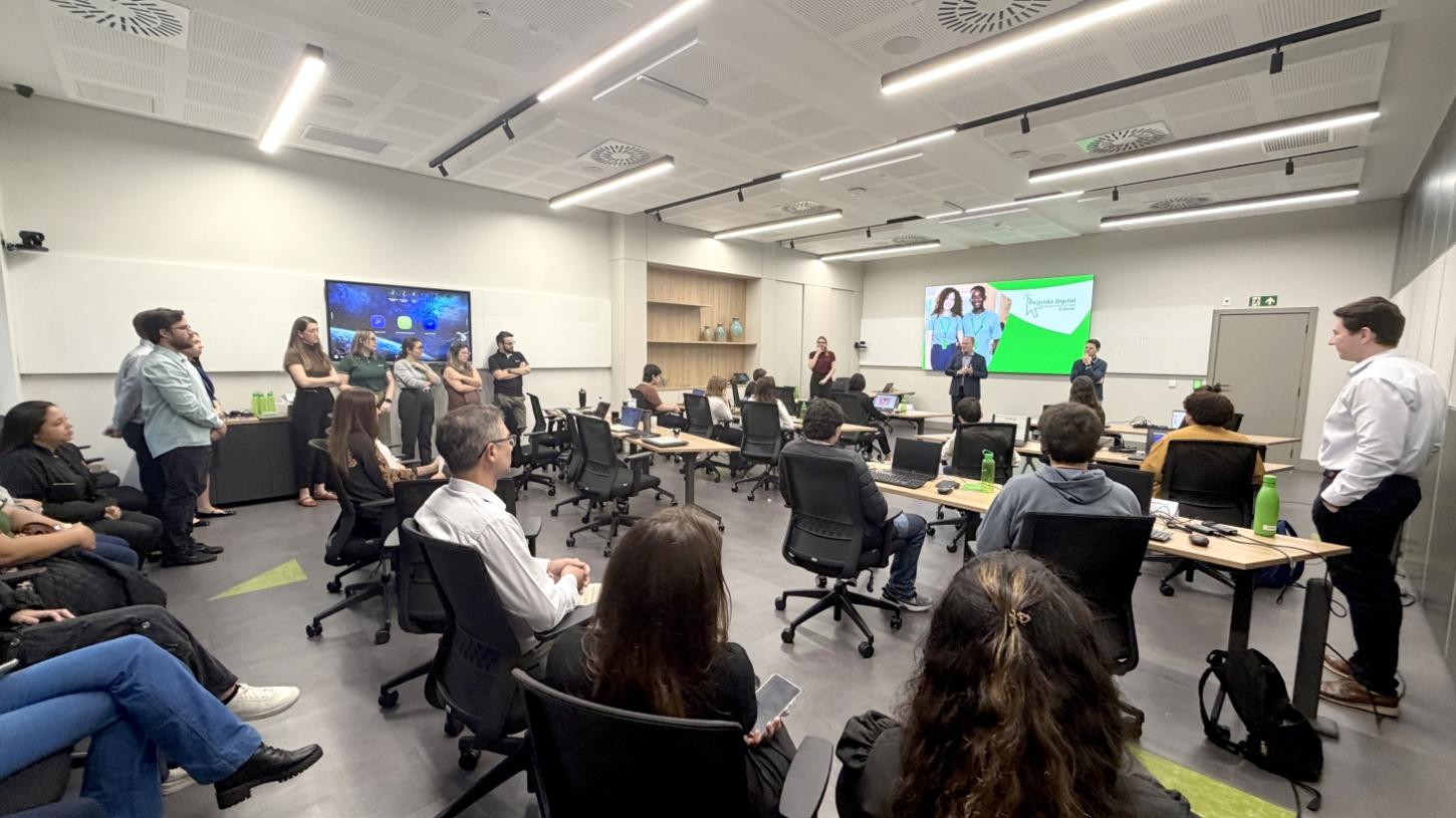 Os 12 adolescentes participantes do projeto de inclusão digital promovido pela Sicredi Vale do Piquiri Abcd PR/SP receberam computadores ao final do curso de informática realizado durante as férias escolares