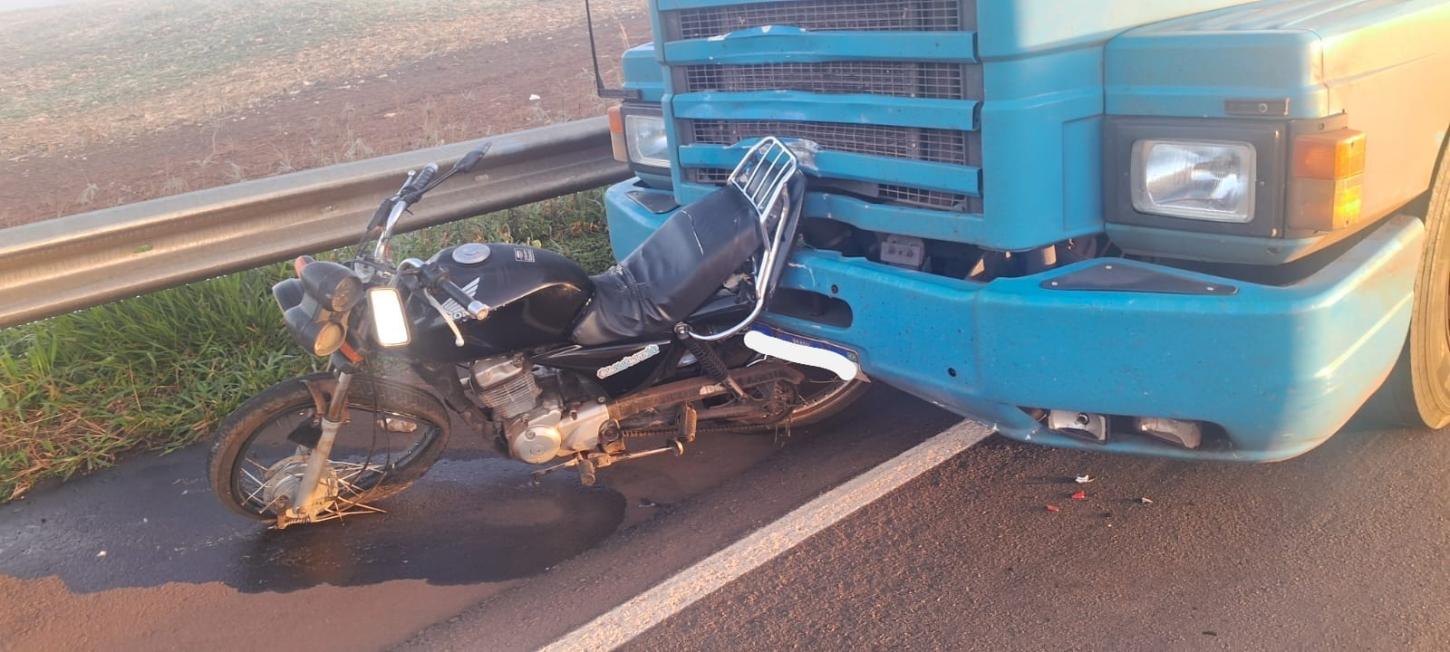 Colisão traseira entre caminhão e motocicleta na PR-486, em Brasilândia do Sul, terminou com a morte de um motociclista de 29 anos na manhã desta quarta-feira (8) (Foto: Polícia Rodoviária)