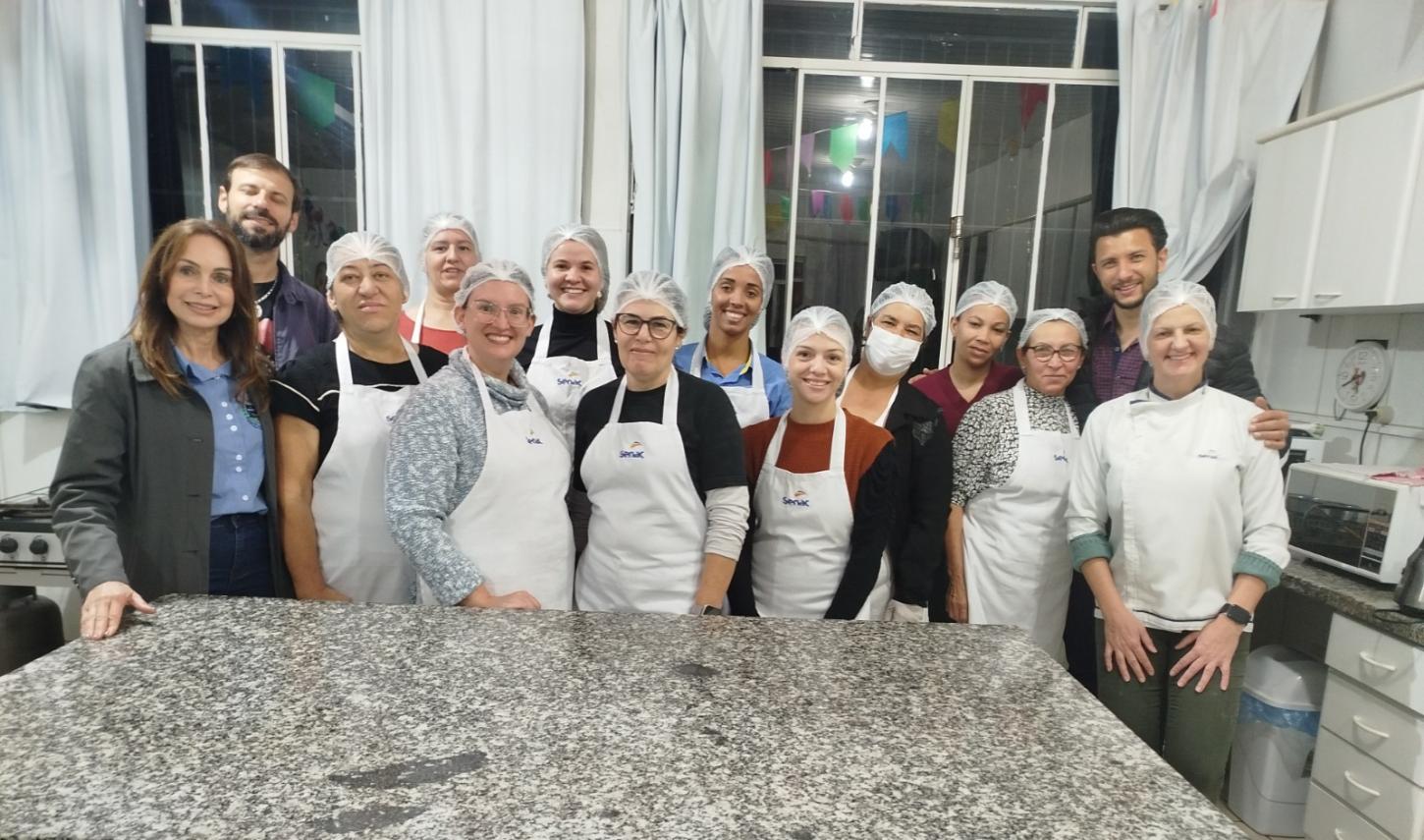 Prefeito Rodrigo Ribeiro, vice-prefeita Judith Sendtko, secretário Gustavo Fossá prestigiaram o encerramento do curso de Receitas sem Glúten, Lactose e Ovos, promovido pela Faculdade do Trabalhador (Foto: Assessoria – Prefeitura)