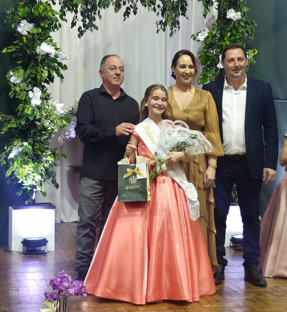 A pequena Letícia Millena Krupp, de 10 anos, foi eleita Princesa das Orquídeas 2026 durante cerimônia realizada no Centro de Eventos Dorival Moreira, em Maripá