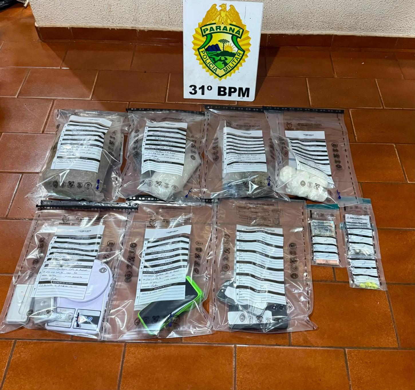 Drogas, dinheiro, balanças de precisão e materiais utilizados para o tráfico foram apreendidos pela Polícia Militar