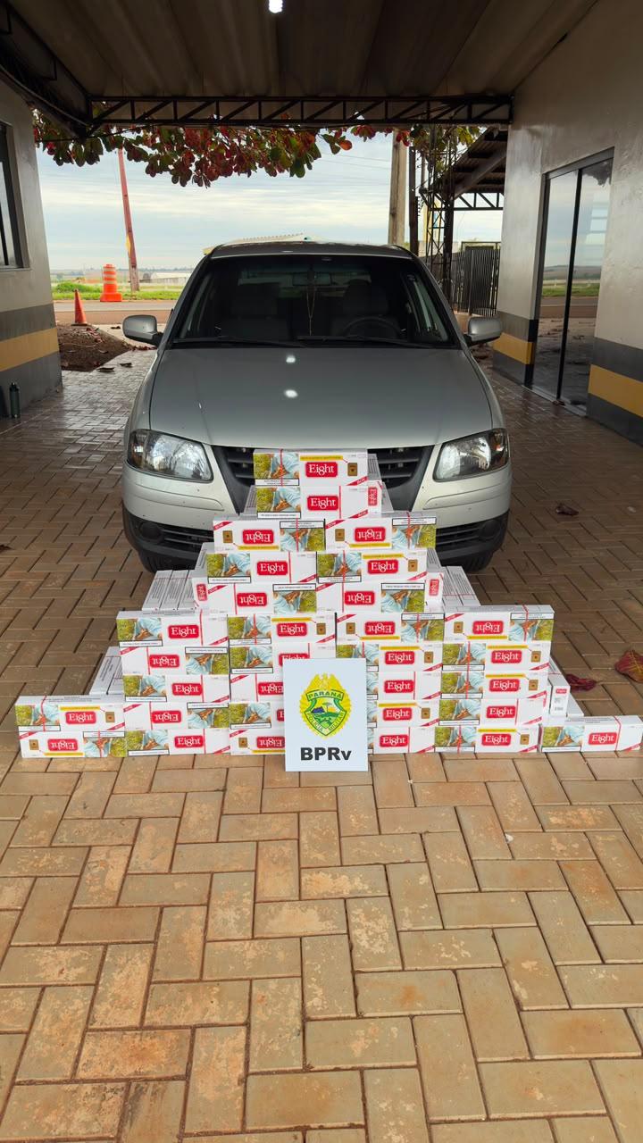 Durante fiscalização da Operação Christophorus na PR-486, em Brasilândia do Sul, equipes do BPRv apreenderam 189 pacotes de cigarros contrabandeados