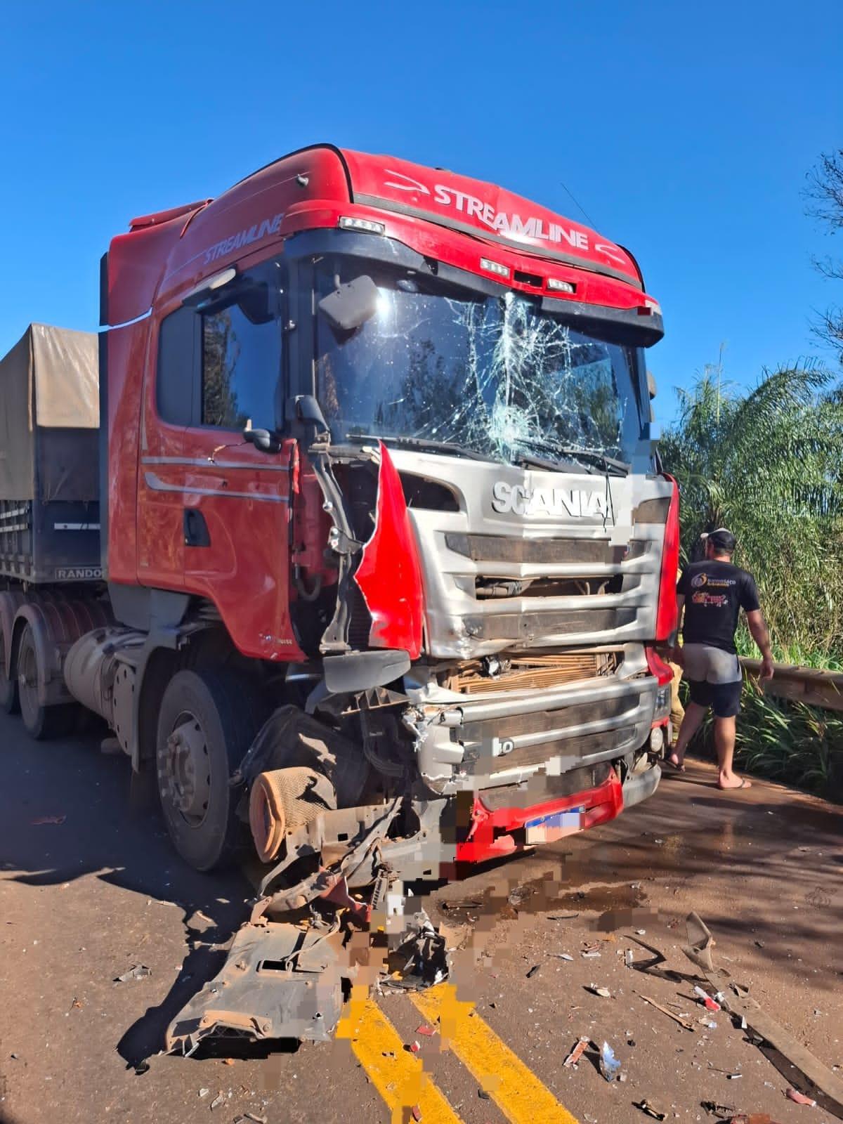 Caminhão Scania envolvido no acidente na PR-182, em Francisco Alves, que deu início à sequência de colisões registrada na tarde desta sexta-feira (31)