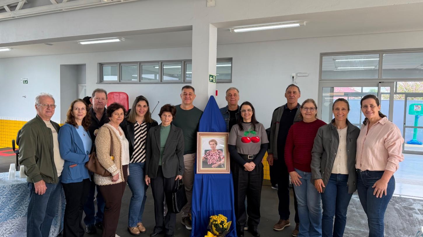 Familiares e a vereadora Márcia Berno participaram da inauguração do CMEI do Lago Dona Zile, momento que eternizou a memória de Elige Silvia Leszczynski, primeira professora de Palotina