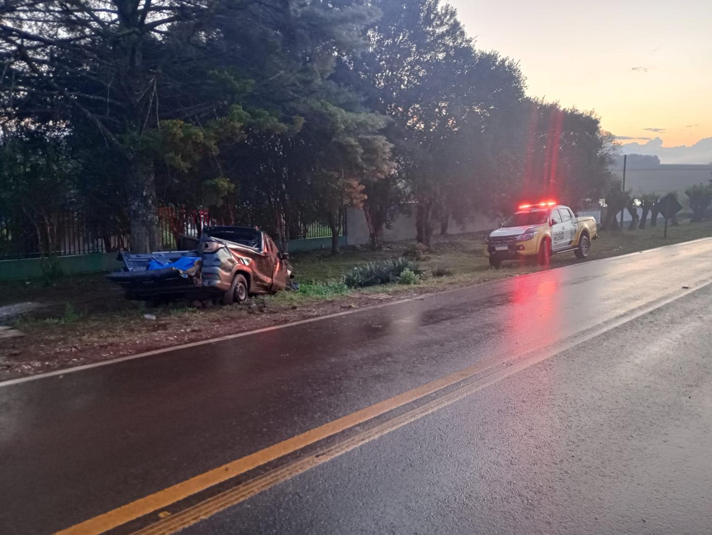 🚨 Acidente na PR-573: Fiat Strada sai da pista e bate contra uma árvore na tarde deste sábado (11)