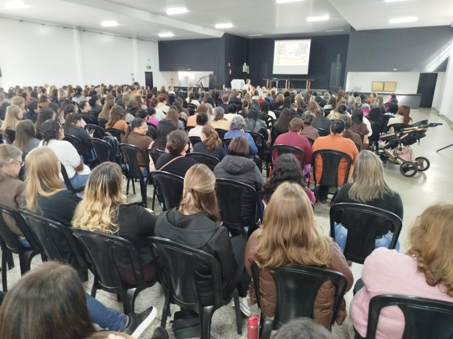 Professores e profissionais da rede municipal de ensino de Palotina participam da formação pedagógica no Centro Luterano de Eventos, com palestra da doutora Ângela Mendonça sobre o ECA Digital