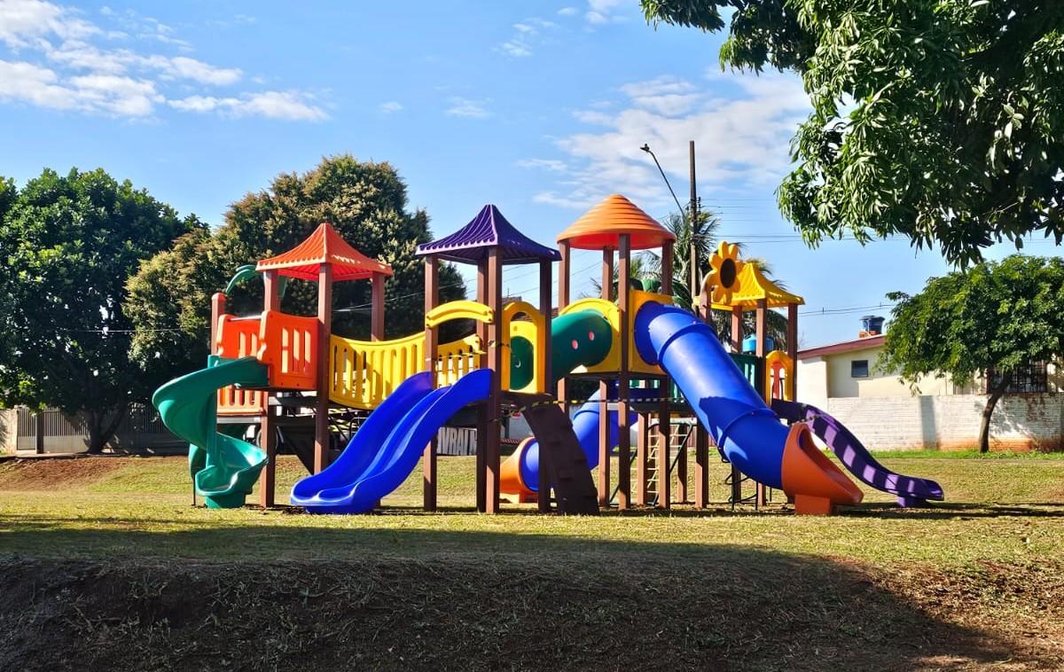 Um dos novos parques infantis instalados pela Prefeitura de Palotina amplia as opções de lazer para as famílias e oferece um espaço seguro, moderno e adequado para o desenvolvimento e a recreação das crianças (Foto: Assessoria – Prefeitura)