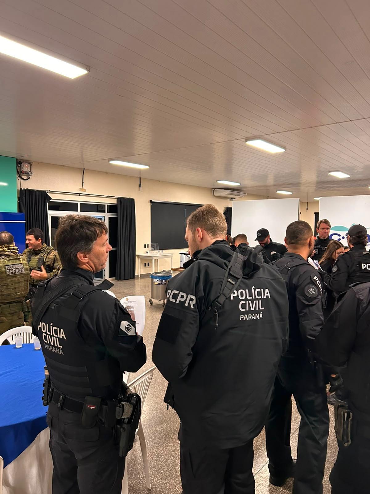 Policiais civis e militares participaram da Operação Delivery, que resultou na prisão de seis pessoas, apreensão de drogas e reforçou o combate ao tráfico de entorpecentes em Palotina nesta quinta-feira (16)